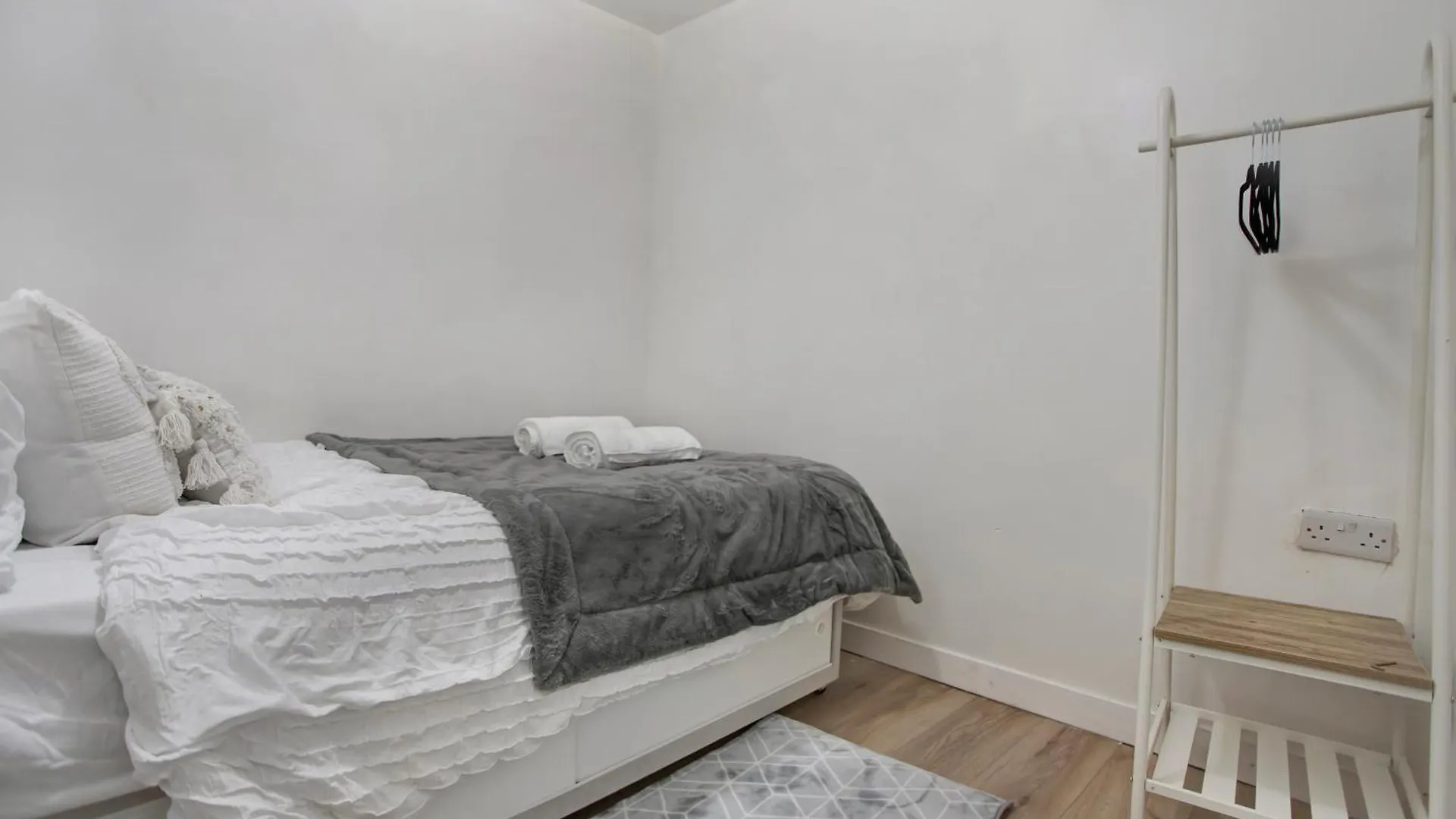 Cozy 3-Bed House Near Lcy & Excel Ideal For Groups & Families London