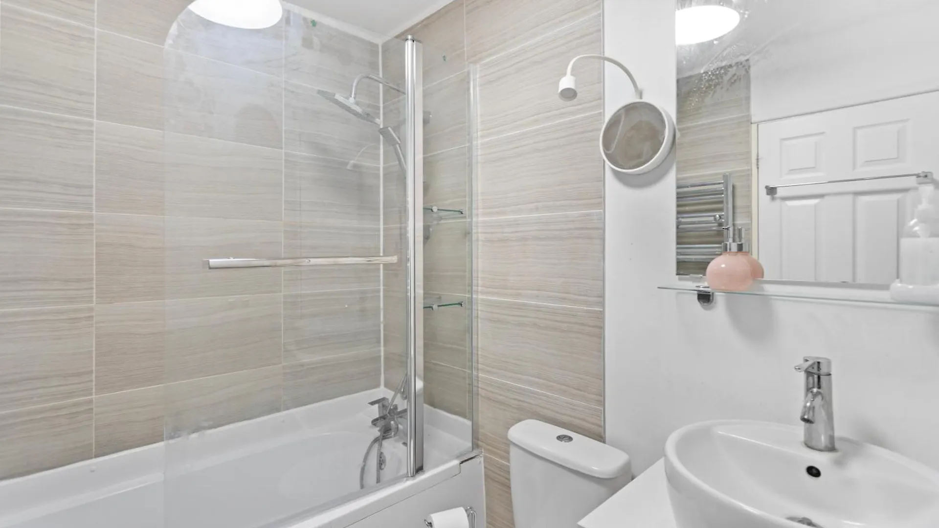 Cozy 3-Bed House Near Lcy & Excel Ideal For Groups & Families London Semesterbostad